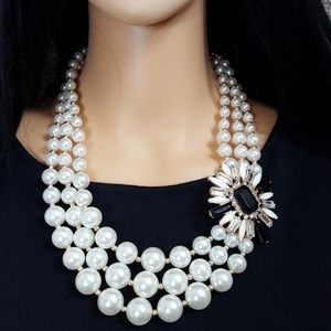 Pearl Statment Necklace With Rhinestones Brooch